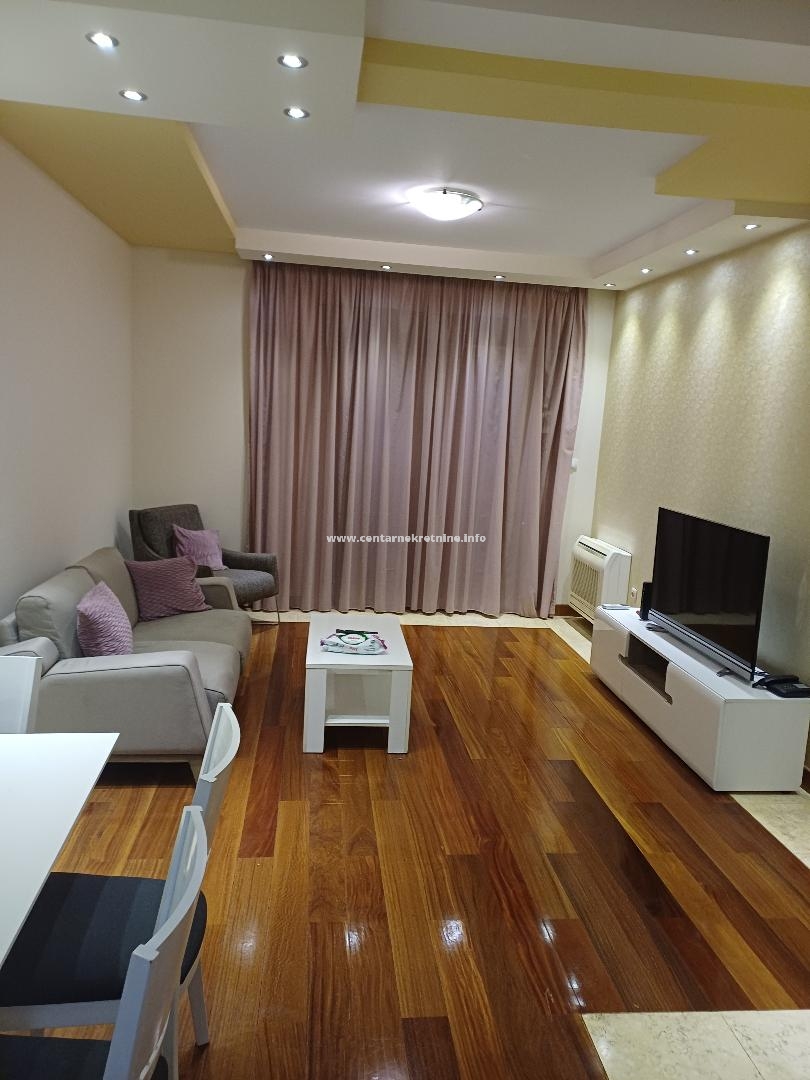 Izdavanje, dvosoban stan 75m2, Centar, Podgorica